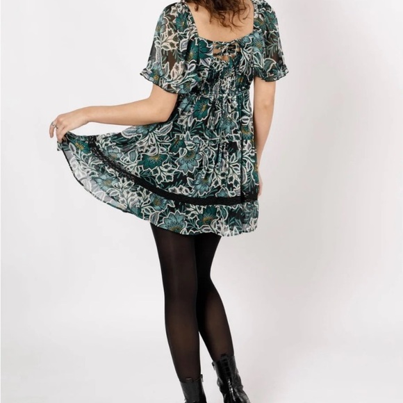 Band of Gypsies Bohemian V-Neck Floral Print Dress With Short Sleeves - Picture 2 of 9
